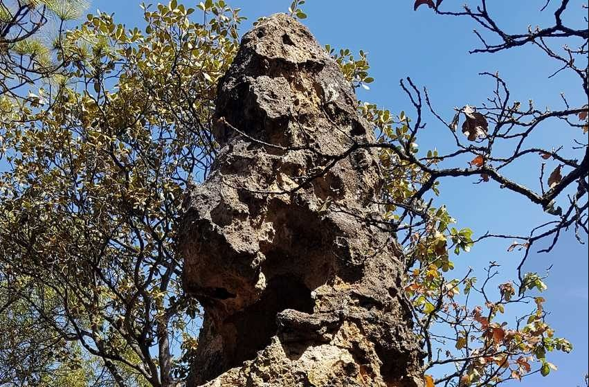 El llamado “Rey de los Duendes” se eleva sobre los excursionistas que pasan por allí.