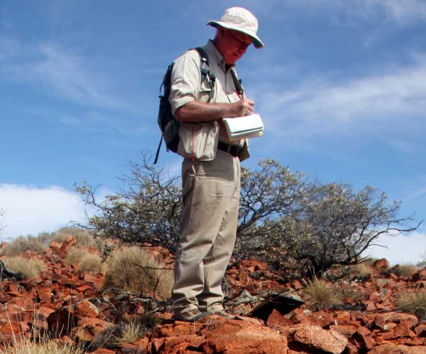 El Dr. John Wright cartografiando volcanes en 2012, en el sur de Australia. Wright planea volver a visitar las extraordinarias formaciones rocosas de Tala en octubre.